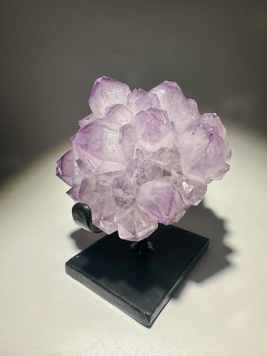 Fliederfarbener Amethyst Stalaktit aus Uruguay – edler Edelstein in blumenartiger Kristallformation