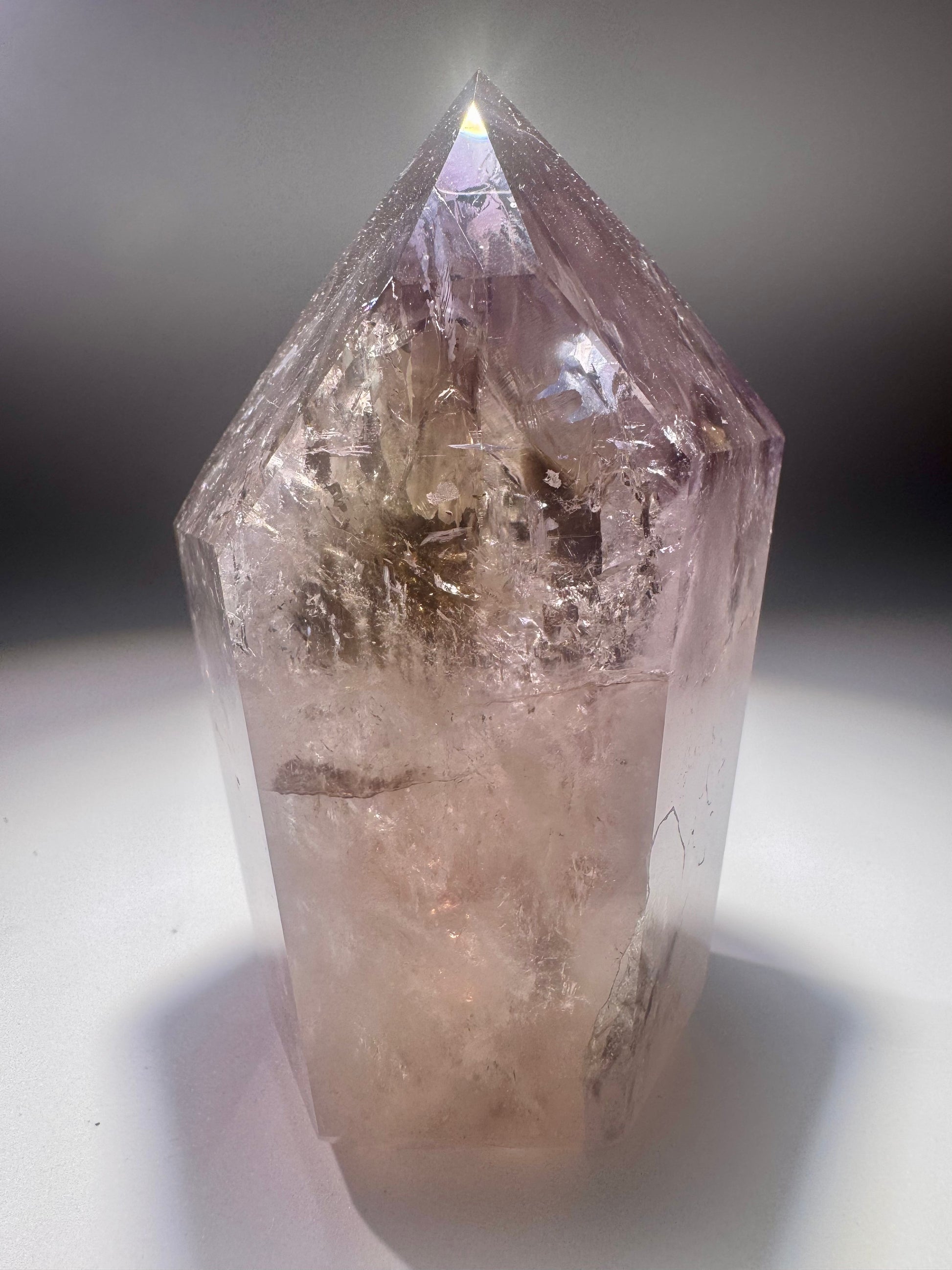 Fluoreszierende Ametrinspitze mit Citrin- und Amethyst-Phantomen aus Brasilien – 328 g, 9 cm