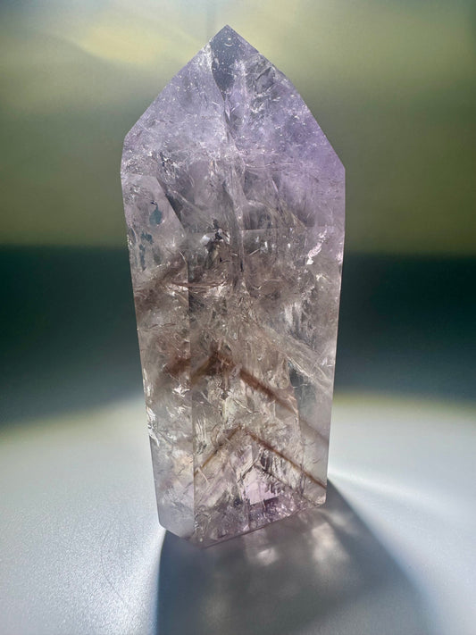 Fluoreszierende Ametrinspitze mit Phantomen – 8.4 cm Unikat aus Brasilien, leuchtet unter UV-Licht und zeigt Regenbogen