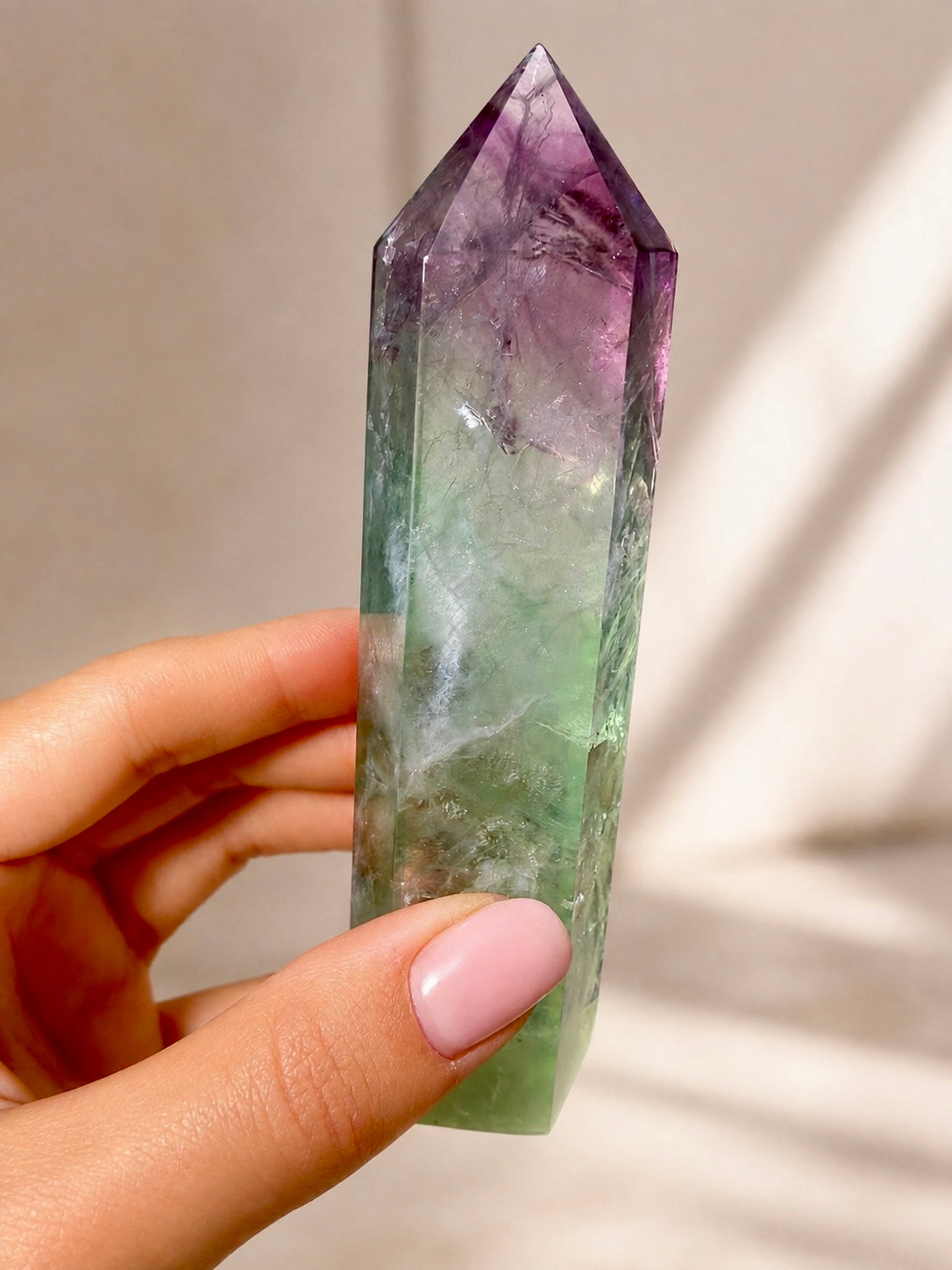 Fluorit Heilstein Spitze aus Brasilien, Grün Violett, Kristall für Klarheit und Intuition