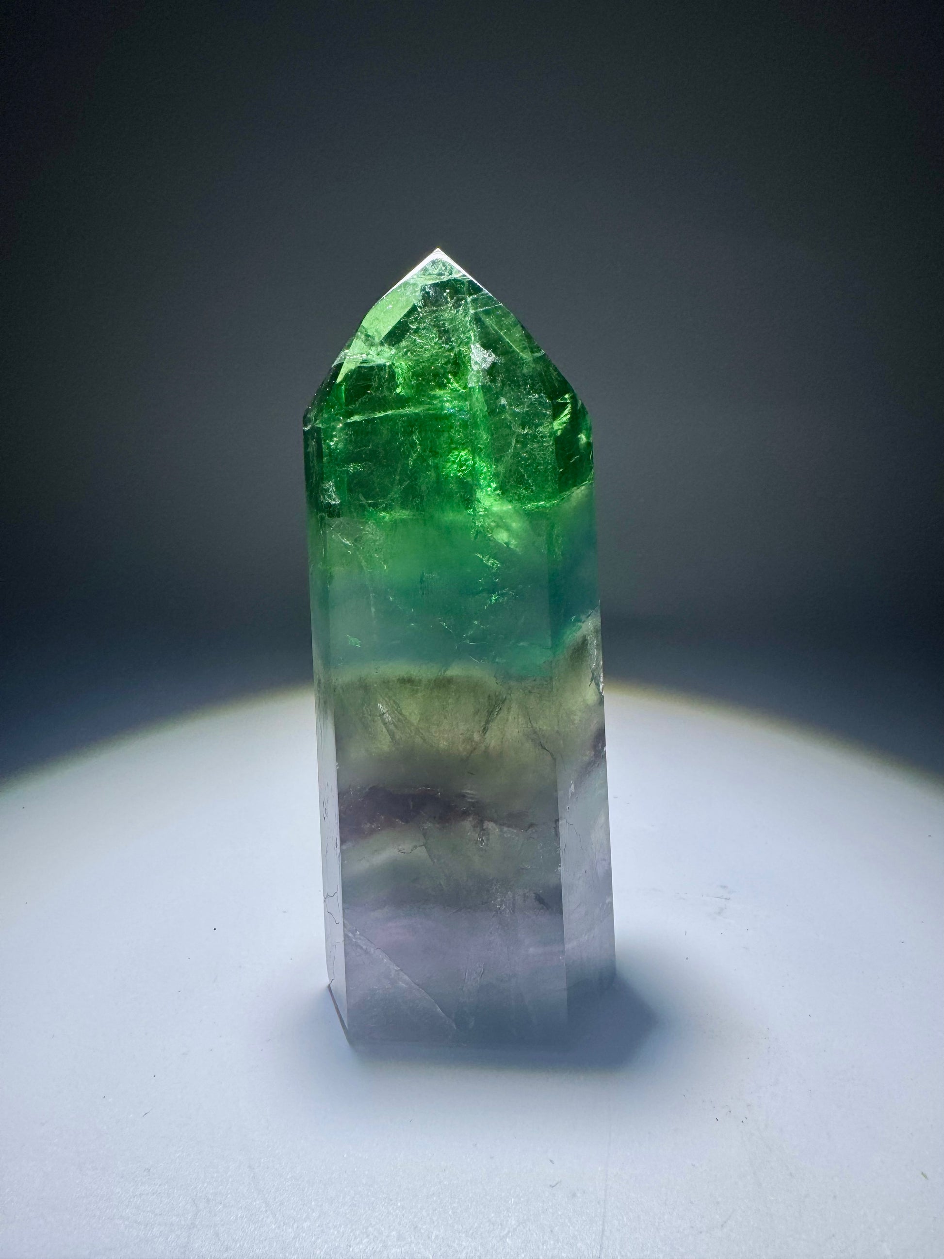Fluorit Spitze aus Brasilien in leuchtendem Grün mit klarer Struktur