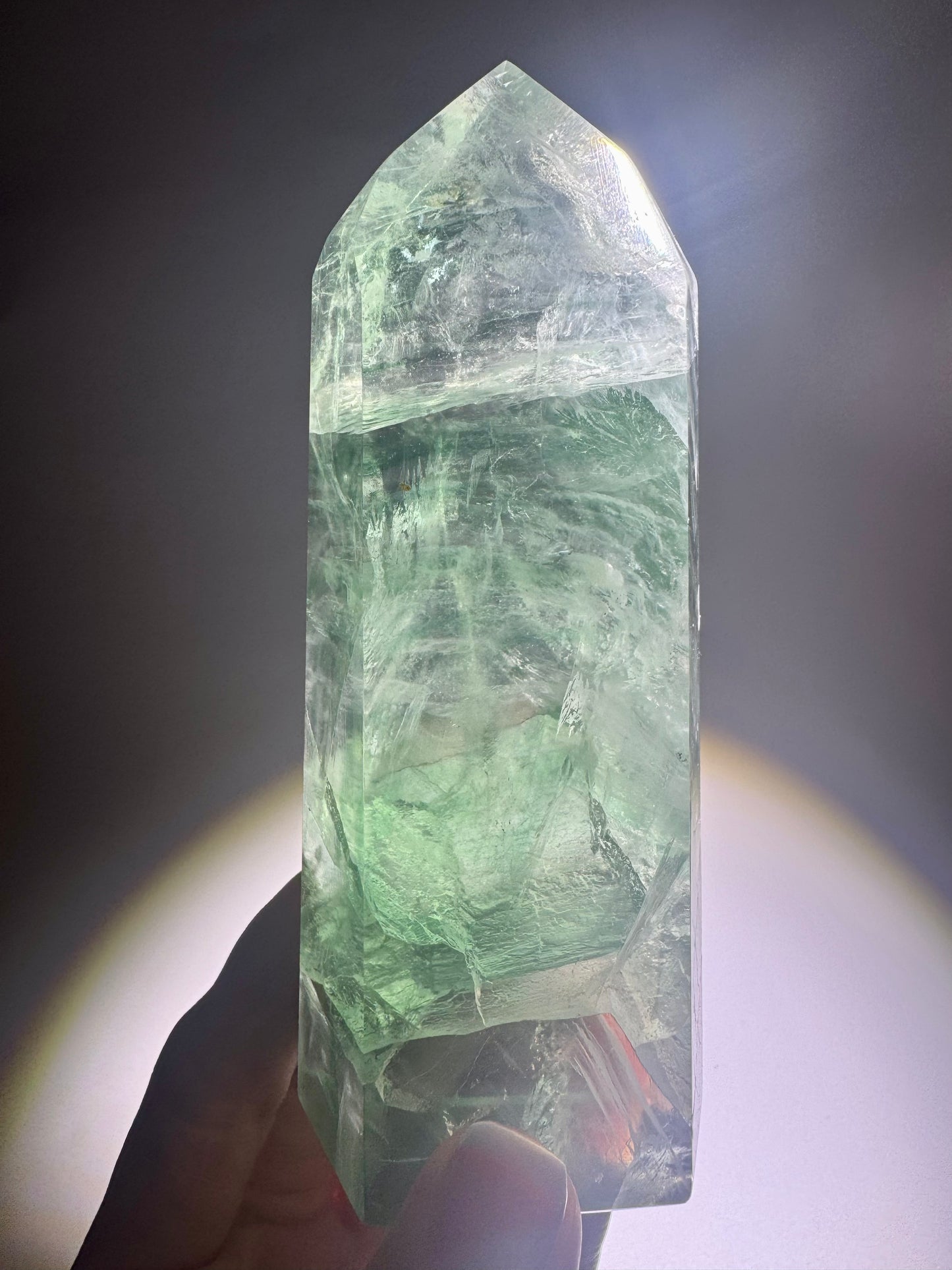 Fluorit Spitze in seltener hellgrüner Farbe – High-End Qualität