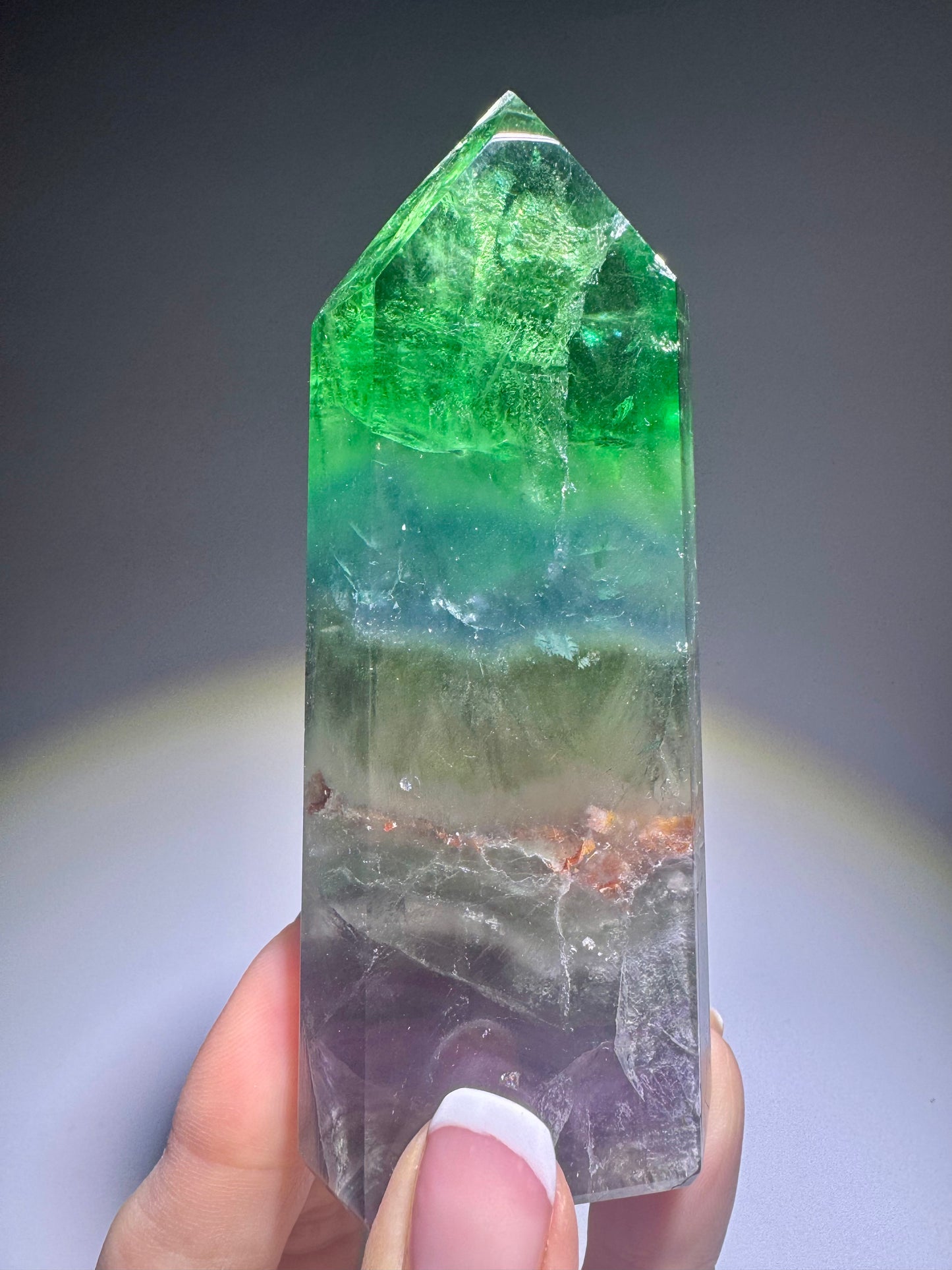 Fluorit Spitze unter UV-Licht mit fluoreszierendem Effekt
