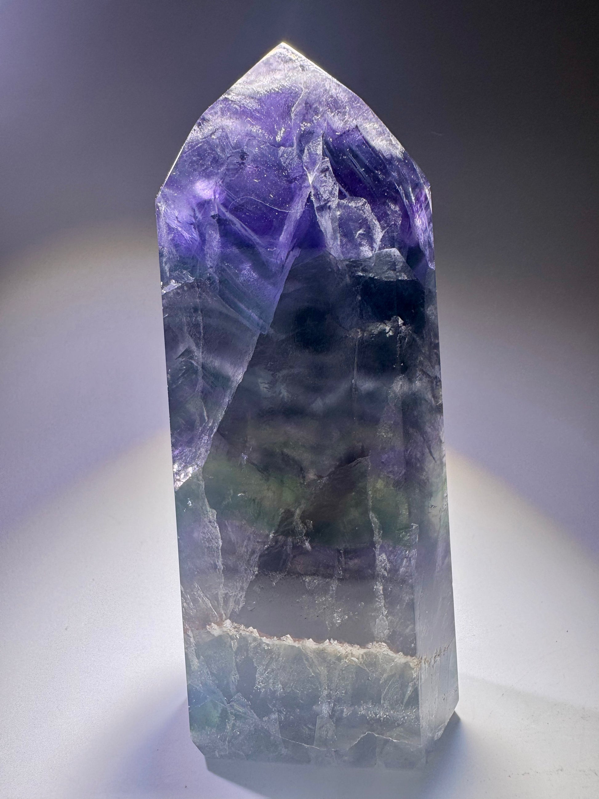 Klarer Fluorit Edelstein mit Regenbogen und Blauschimmer – 12 cm Kristallspitze aus Brasilien