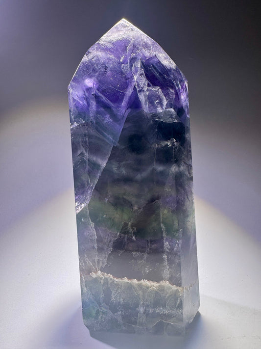 Klarer Fluorit Edelstein mit Regenbogen und Blauschimmer – 12 cm Kristallspitze aus Brasilien