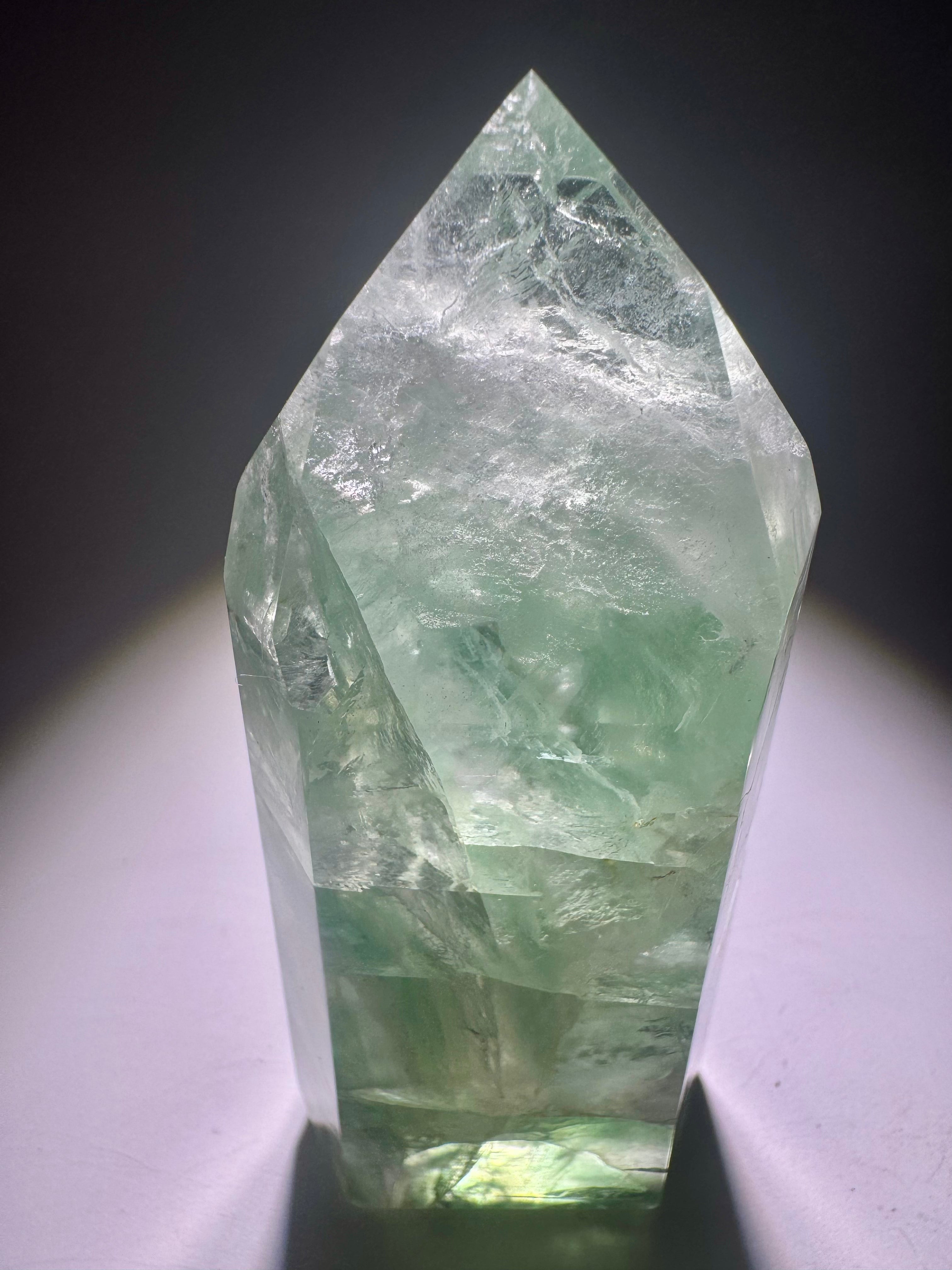 Fluoritspitze aus Brasilien in zartem Mintgrün mit einzigartigen Effekten