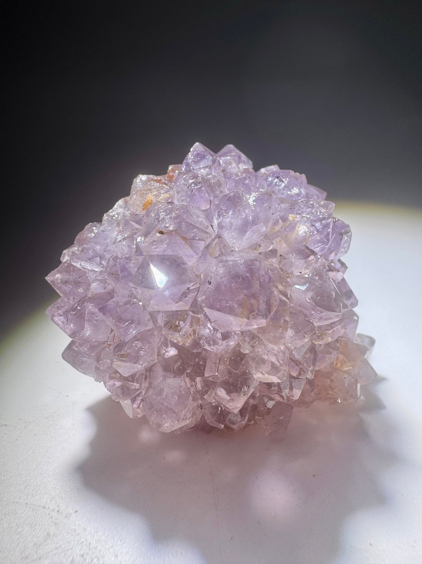 Funkelnde Amethystblüte mit lila Kristallen – Edelstein-Unikat