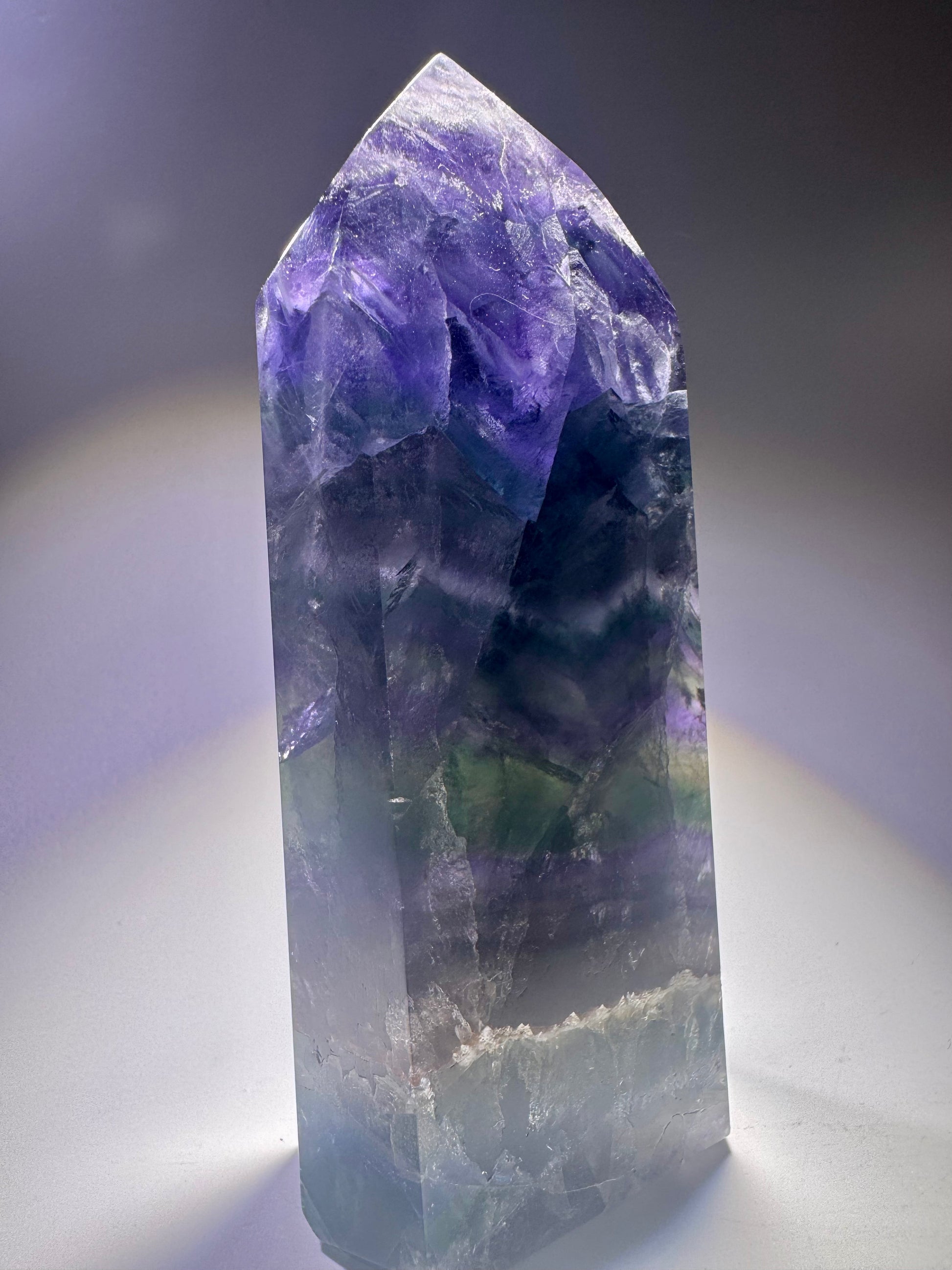 Funkelnde Fluoritspitze in 1A-Qualität – 12 cm, 343 g – mit Blau, Lila und Grün