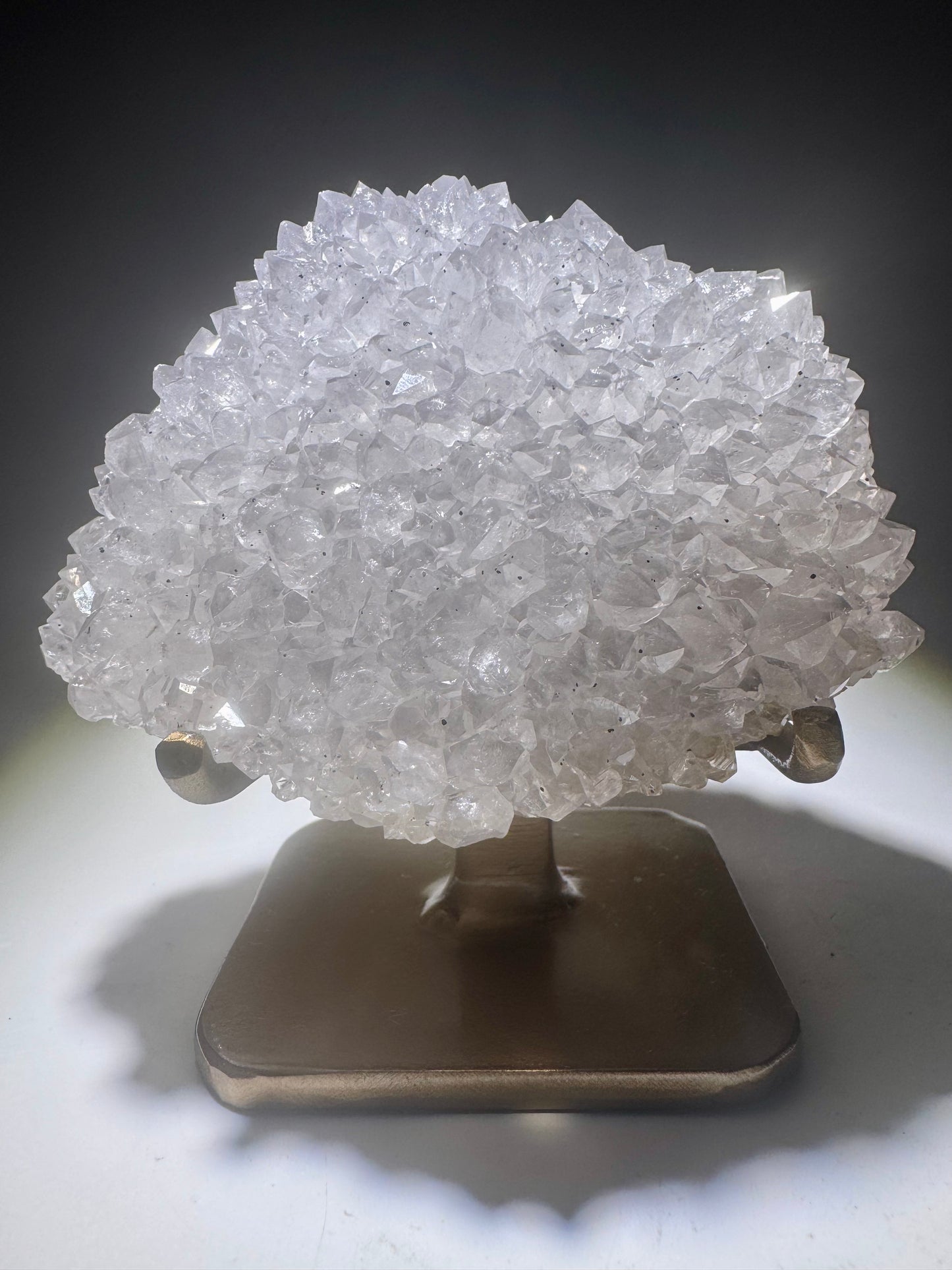 Funkelnde Quarzkristallblüte, naturbelassen und elegant
