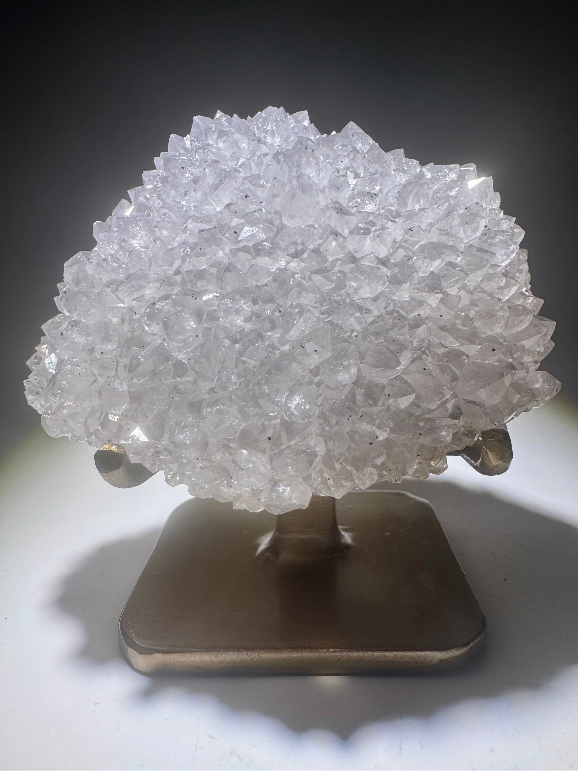Funkelnde Quarzkristallblüte, naturbelassen und elegant