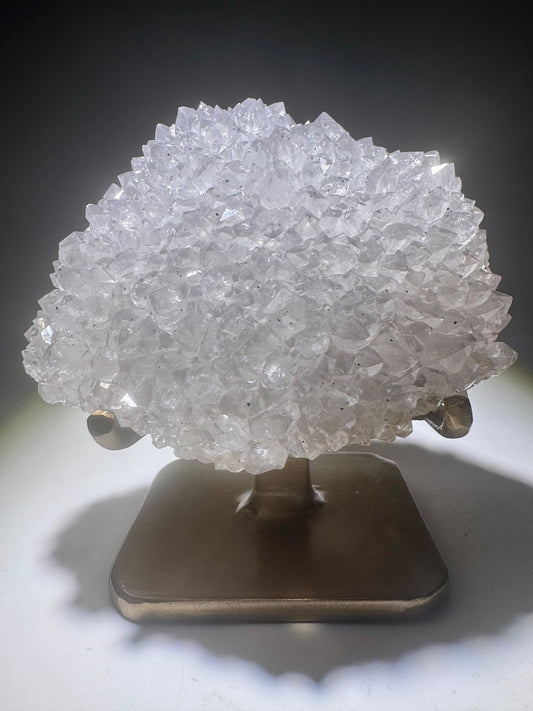 Funkelnde Quarzkristallblüte, naturbelassen und elegant