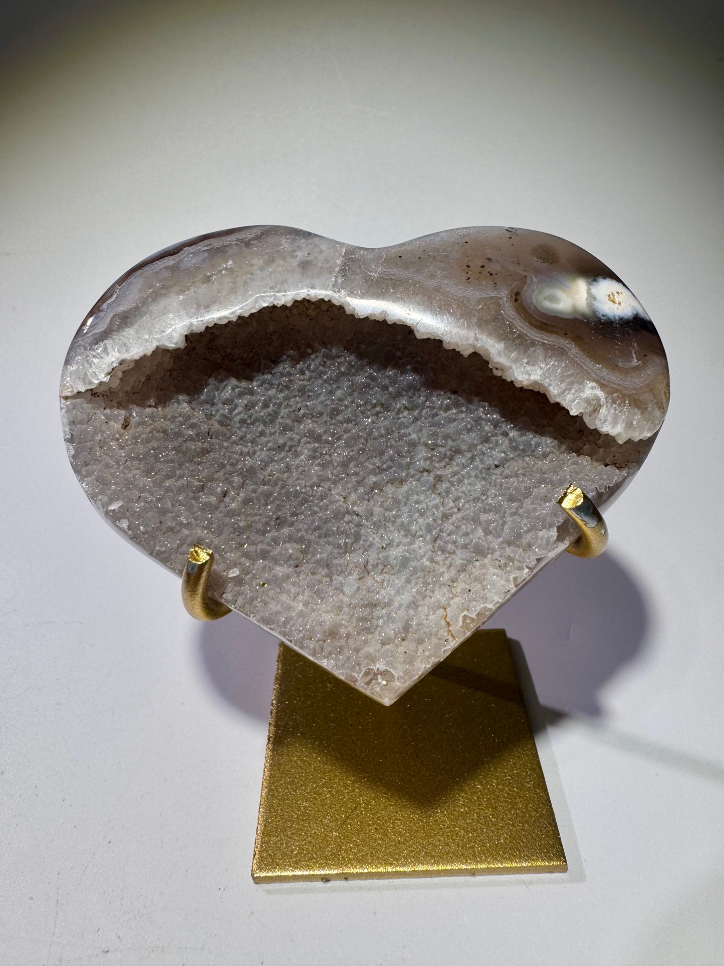 Funkelndes Achat-Herz mit magischem Galaxie-Design auf edlem Goldständer, handgefertigt in Brasilien