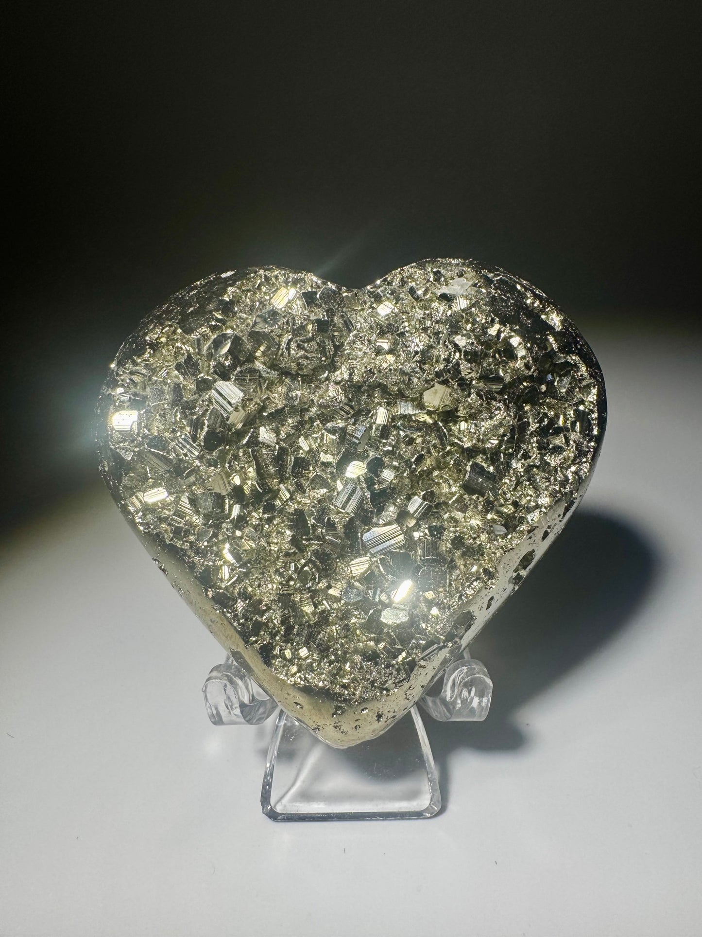 Funkelndes Pyriterz aus Peru mit grossen goldfarbenen Kristallen