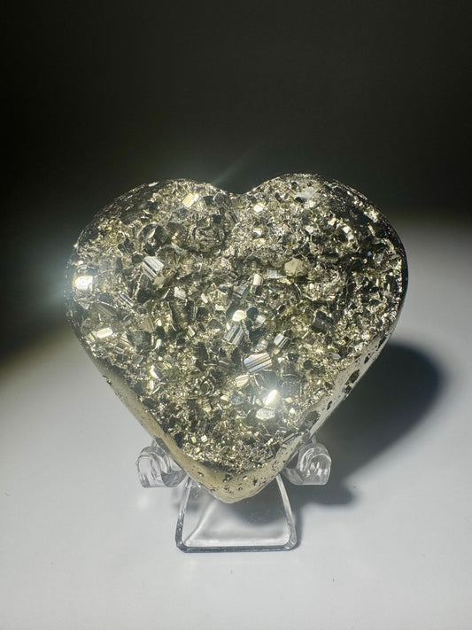 Funkelndes Pyriterz aus Peru mit grossen goldfarbenen Kristallen