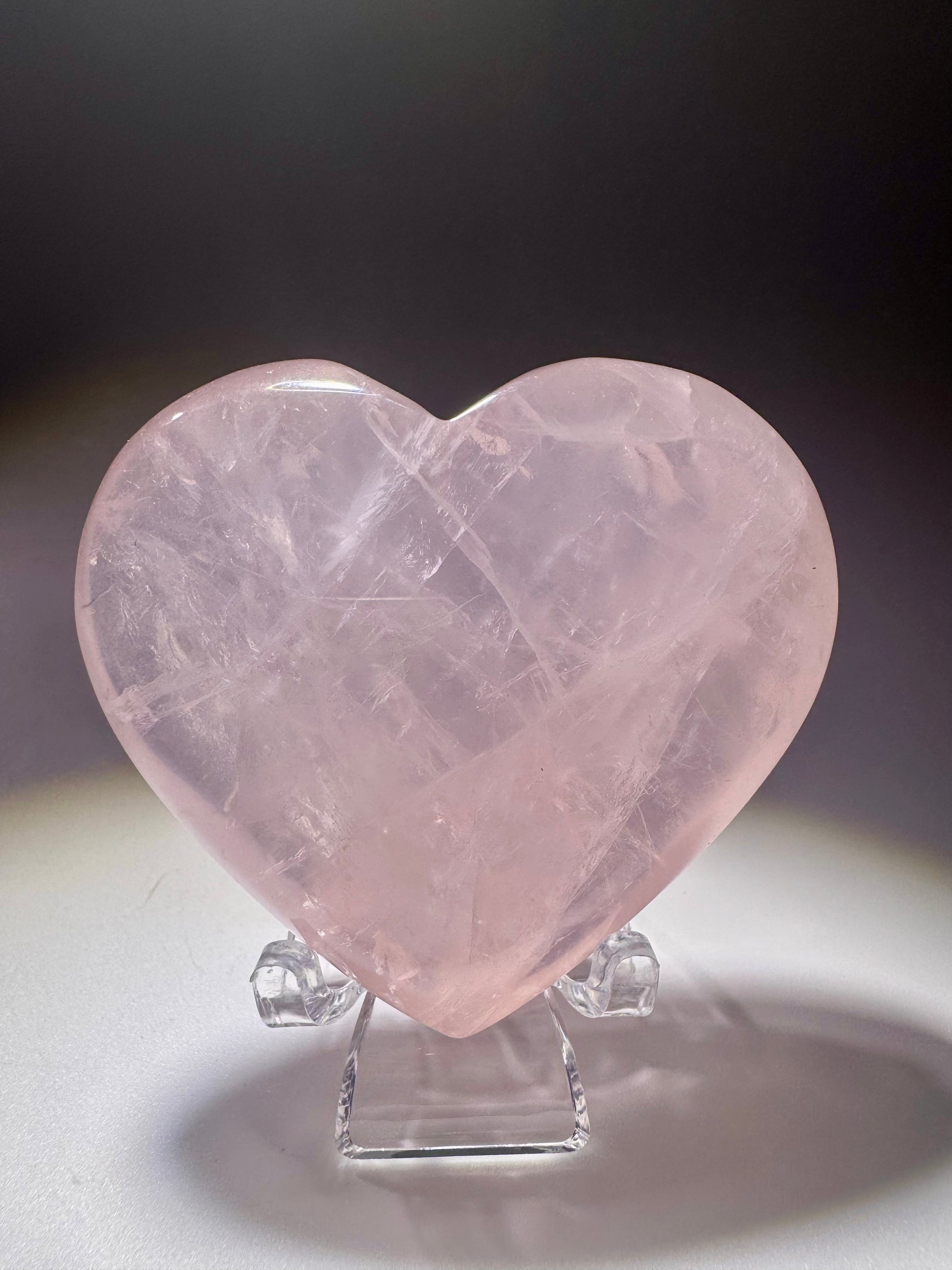 Glänzendes Rosenquarz-Herz in 5,8 cm – extra klar und beidseitig geformt, handgeschliffen in Brasilien