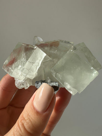 Glas-Fluorit in Mintgrün – 6.75 cm, 159 g, klare Edelsteinqualität