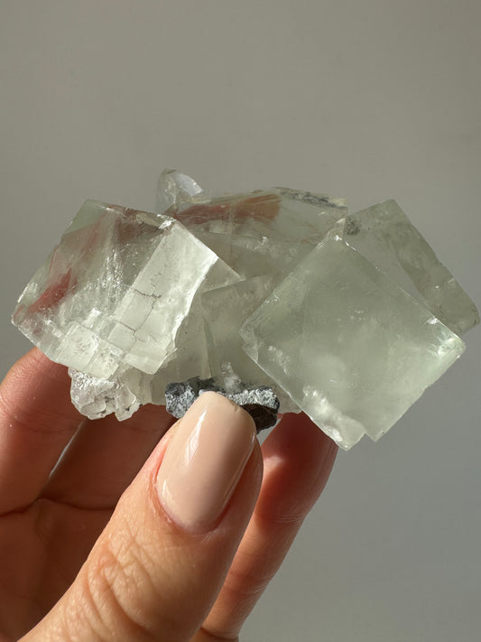 Glas-Fluorit in Mintgrün – 6.75 cm, 159 g, klare Edelsteinqualität