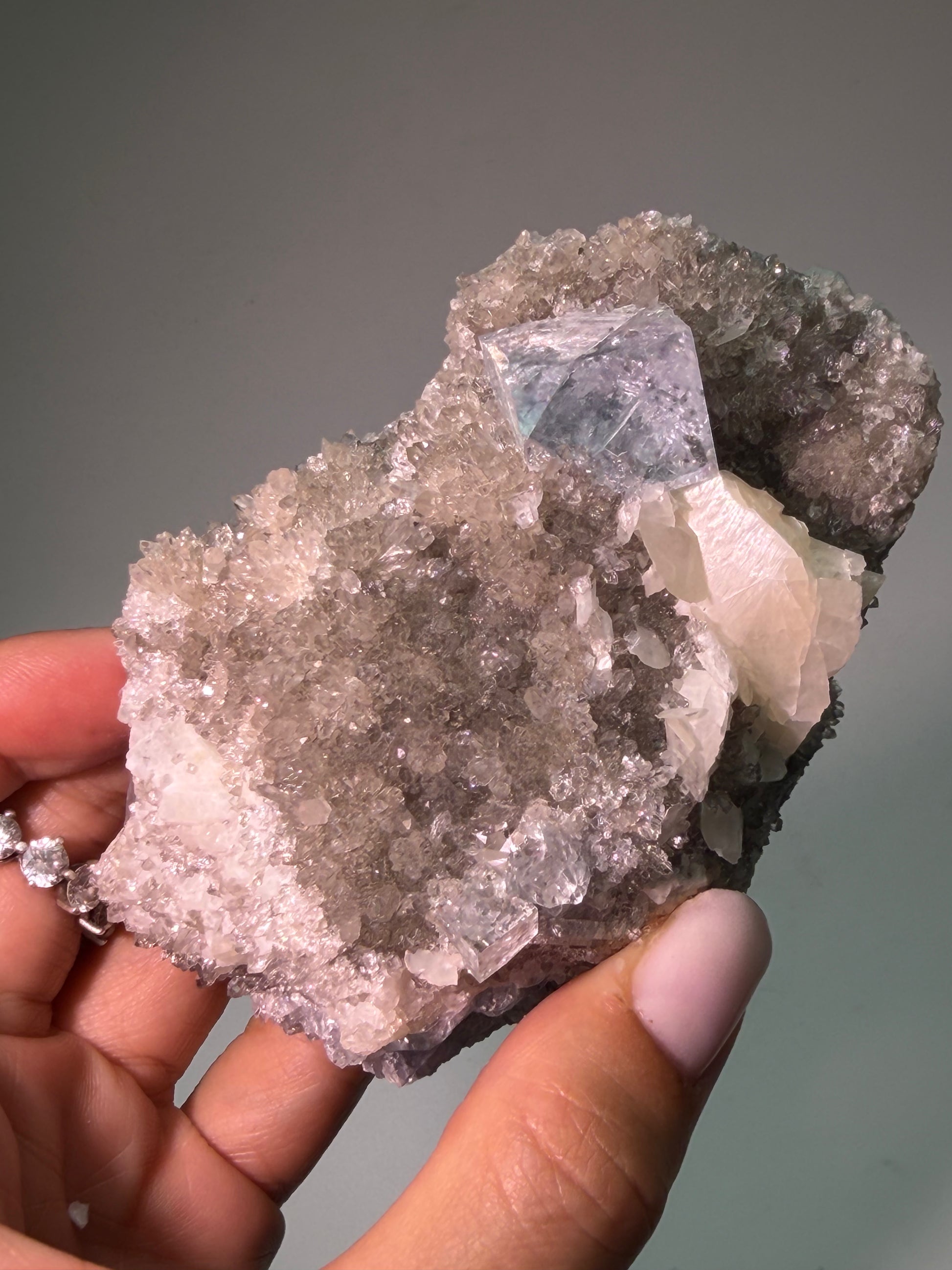 Glas-Fluorit naturbelassen, 9 cm, 351 g, extra klarer Edelstein und Heilstein