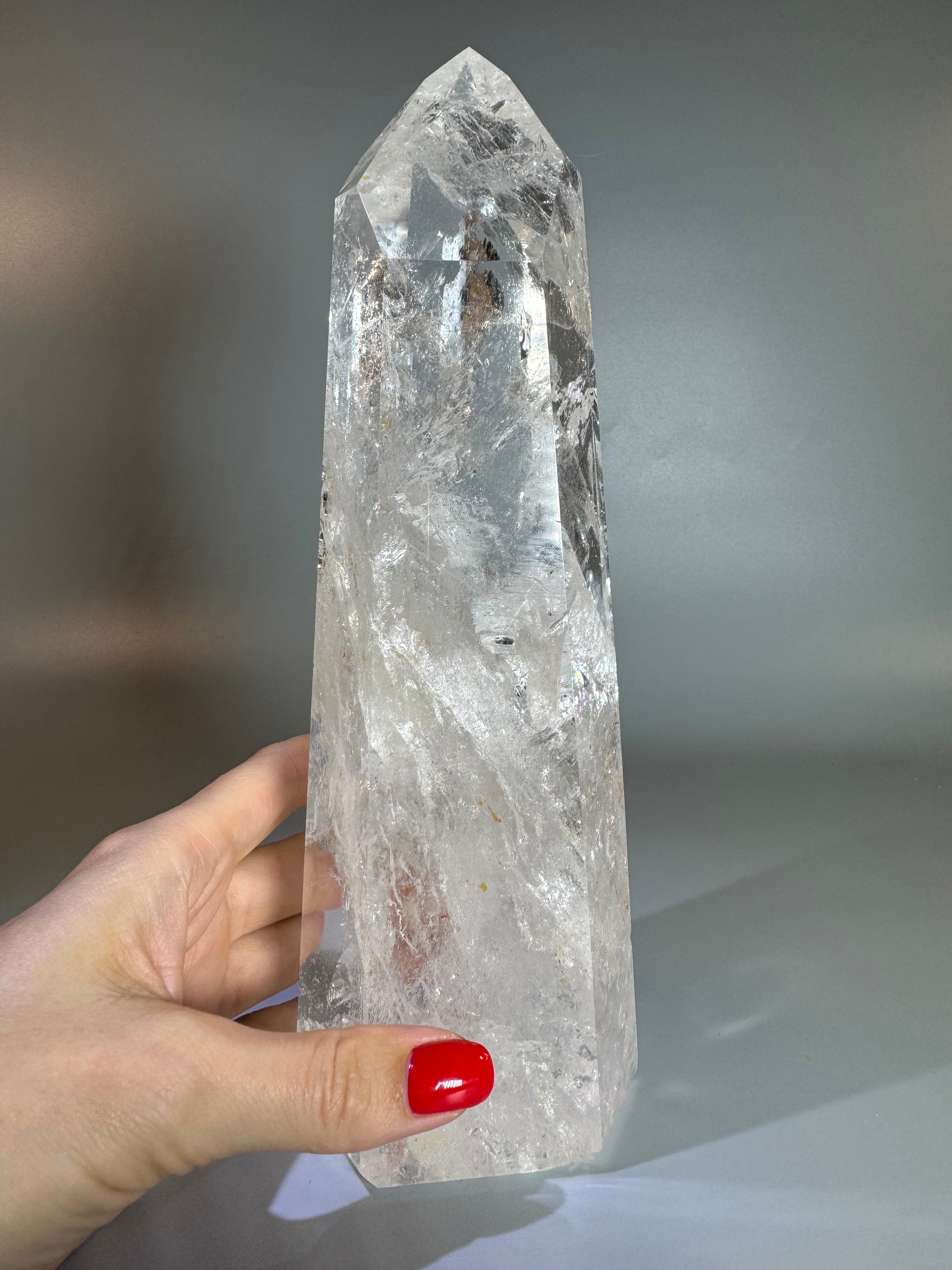 Glasklare Bergkristallspitze mit 24 cm Länge und 1.53 kg Gewicht
