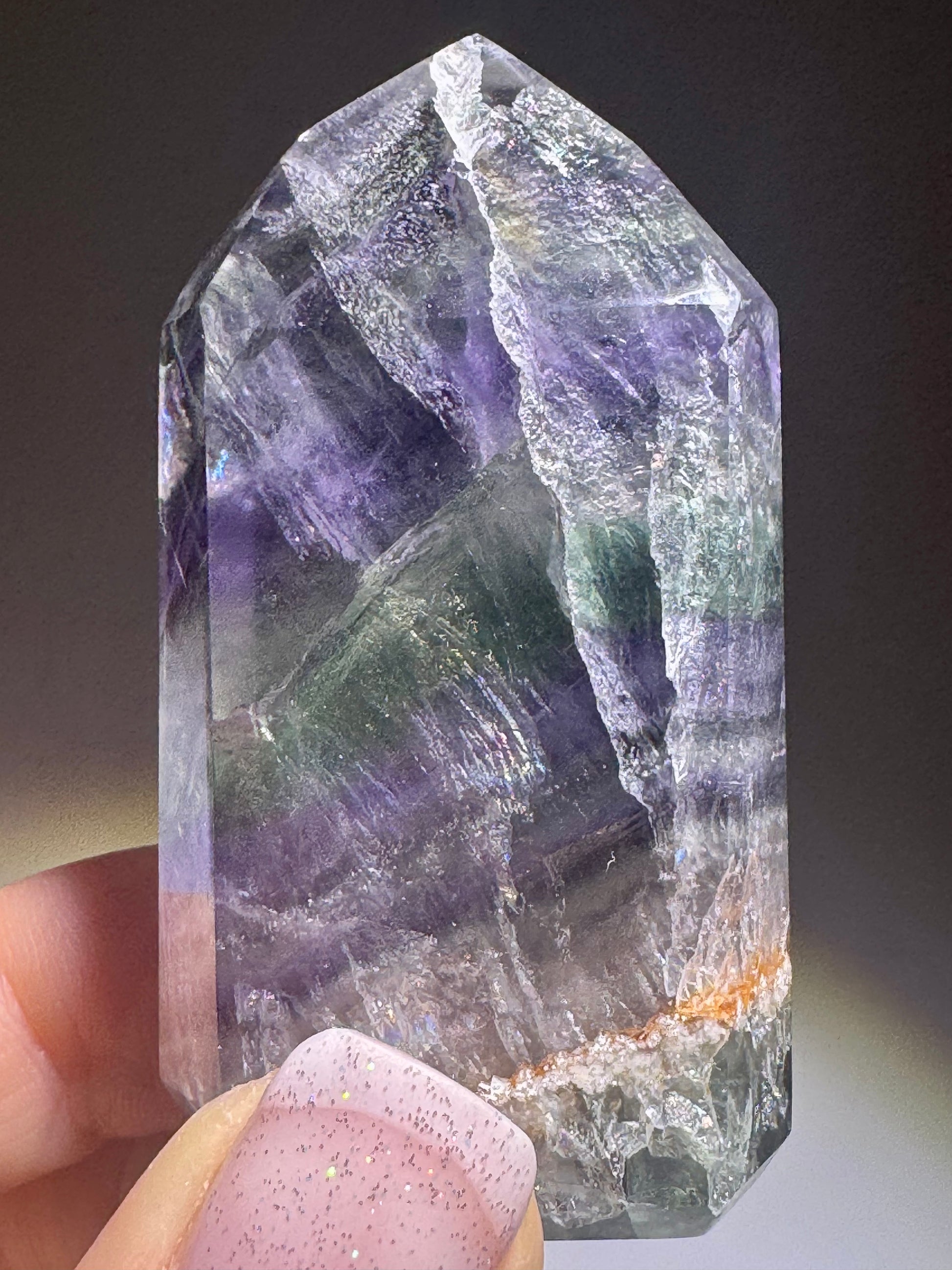 Glasklare Fluoritspitze mit zartem Innenmuster und eleganter Struktur