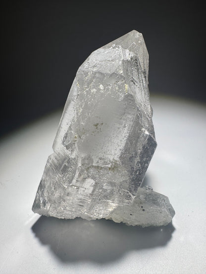 Glasklare Spitze mit Chlorit an der Unterseite