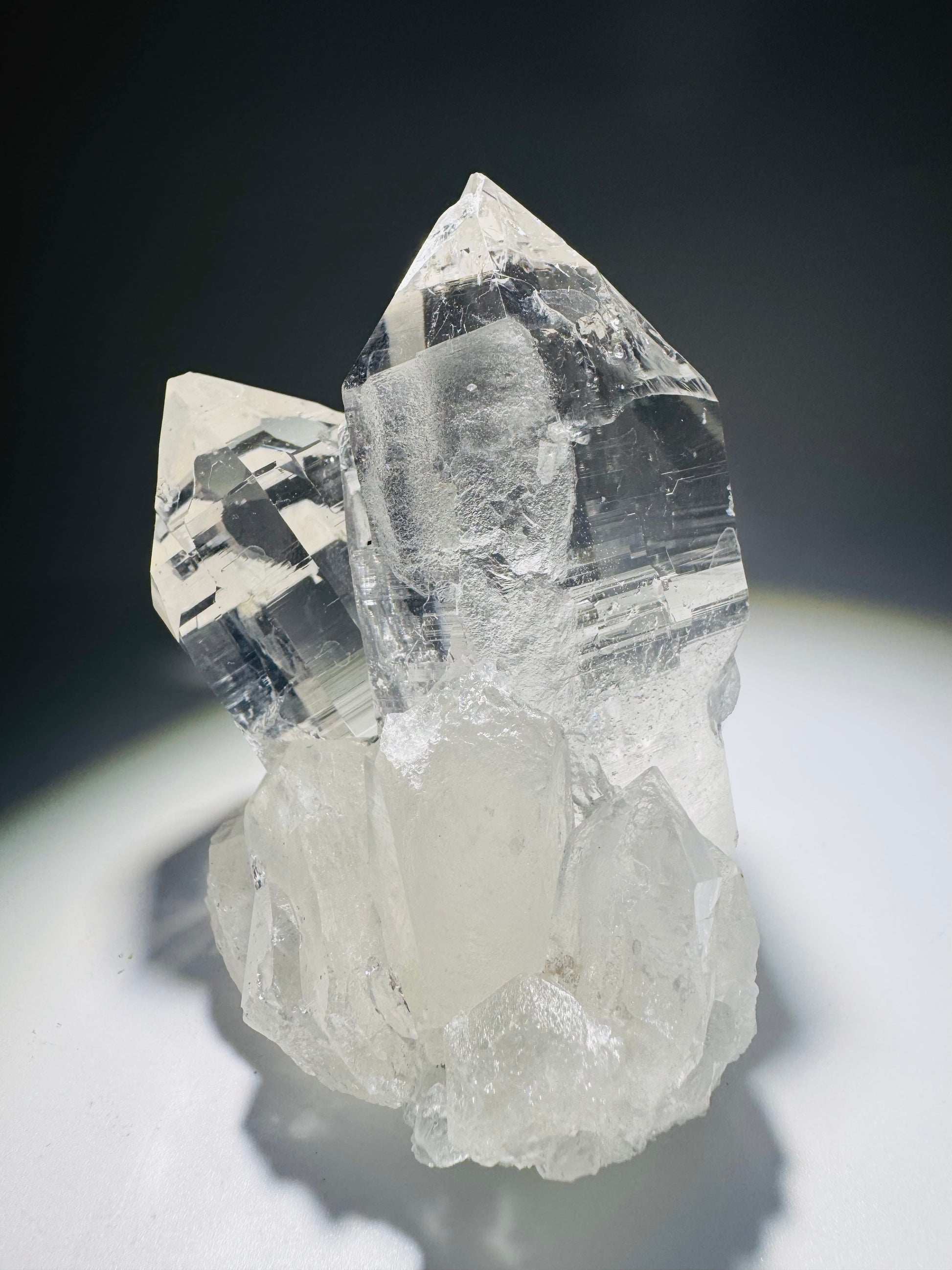 Glasklarer Quarz aus Nepal mit natürlicher Doppelspitzen-Form