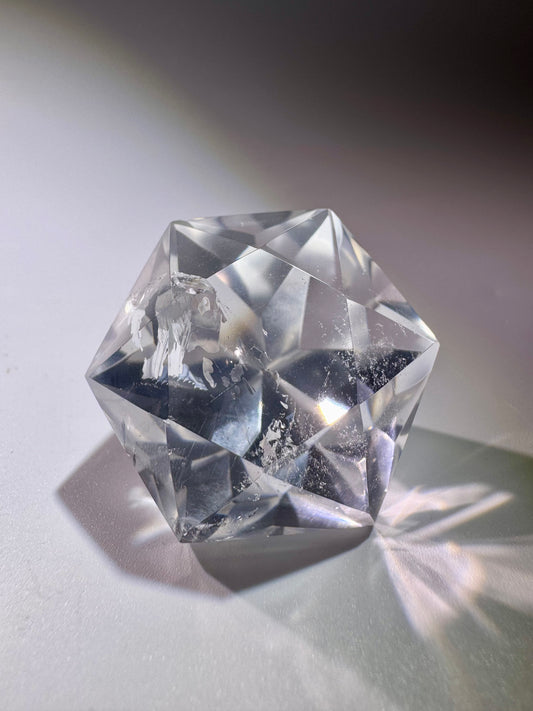 Glasklarer facettierter Bergkristall mit feinem Regenbogen und Diamantschliff, 5 cm