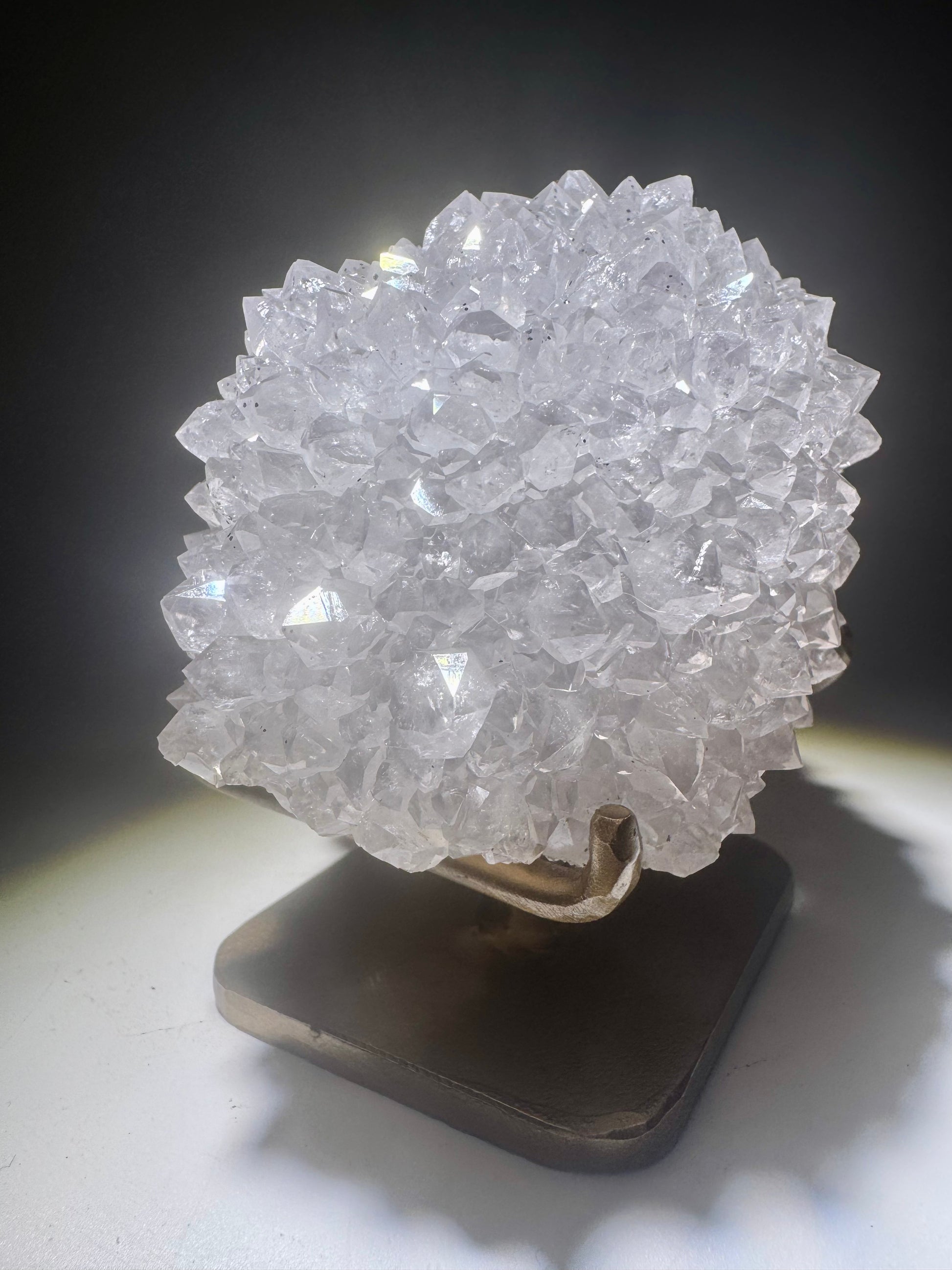 Glitzernder Stalaktit-Kristall – hochwertige Quarzblüte 11 cm lang