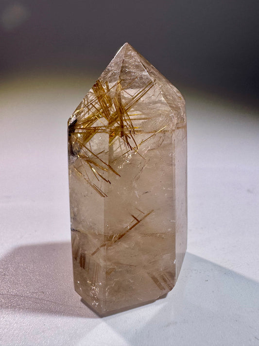 Golden Rutil Kristallspitze 4,5 cm – ultraklarer Quarz mit goldenen Rutilnadeln aus Brasilien in Museumsqualität