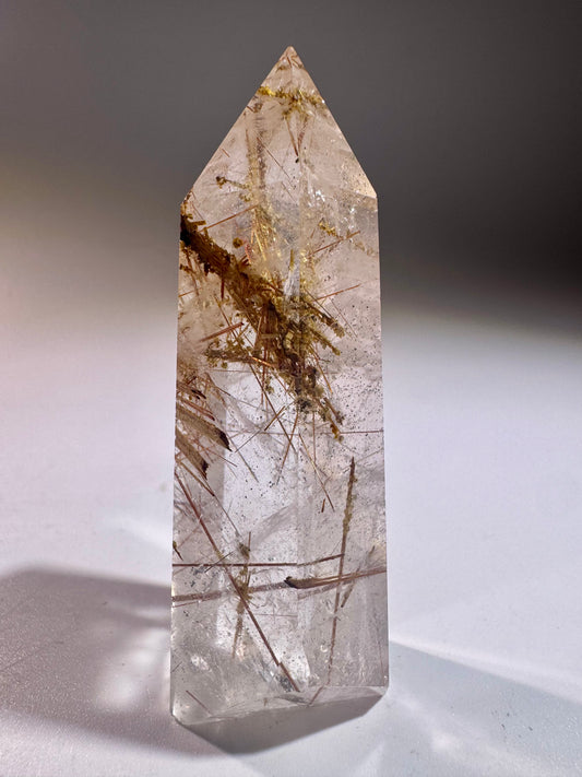 Golden Rutil Kristallspitze 7 cm – klarer Quarz mit leuchtenden Rutilnadeln in Sammlerqualität aus Brasilien