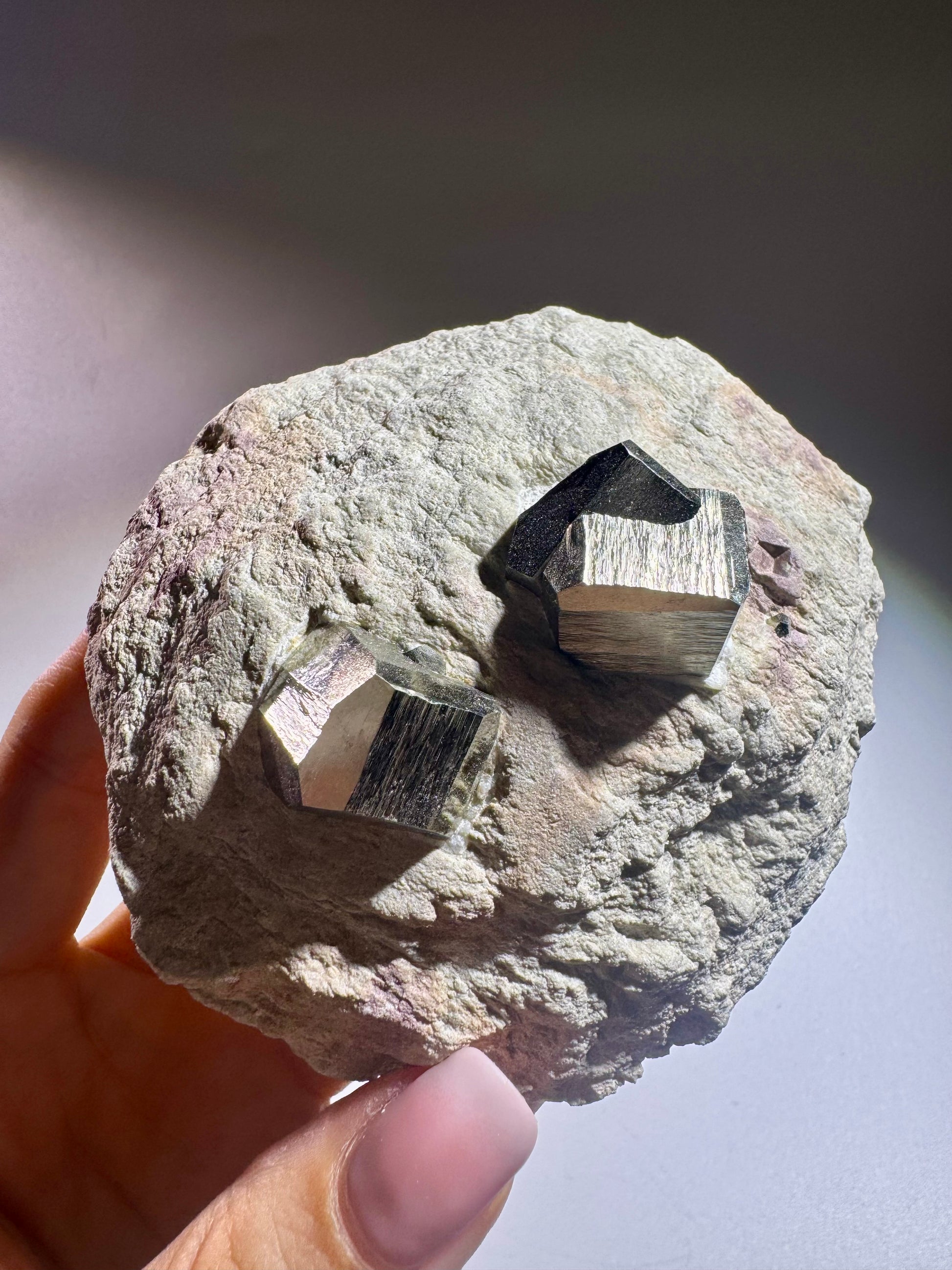 Goldener Pyritkristall – 9 cm – Edelstein auf Fels