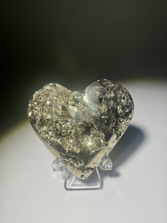 Goldschimmerndes Kristallherz aus Pyrit – dekoratives Einzelstück in hoher Qualität mit starker Präsenz