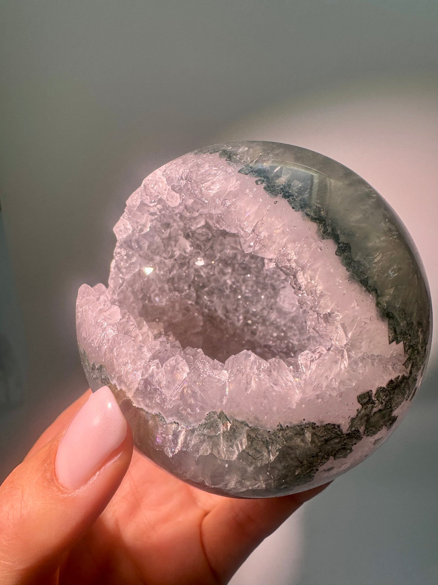 Grüne Amethyst Kugel aus Uruguay 7,8 cm | Herz & Seele