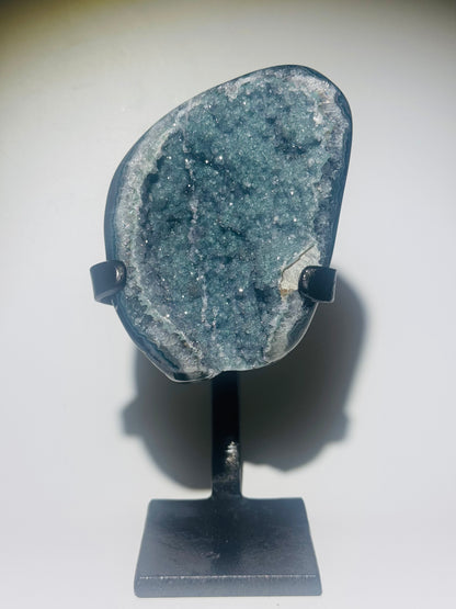 Grüner Amethyst mit Regenbogeneffekt und sugary Oberfläche, Uruguay