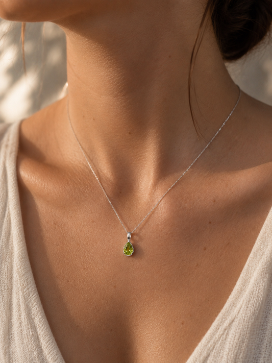 Grüner Peridot Tropfenanhänger mit funkelndem Facettenschliff und Silberfassung