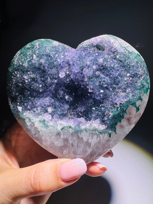 Grüner Rainbow Amethyst Herz – 10.5 cm · 518 g · Seltene Doppelkristalle