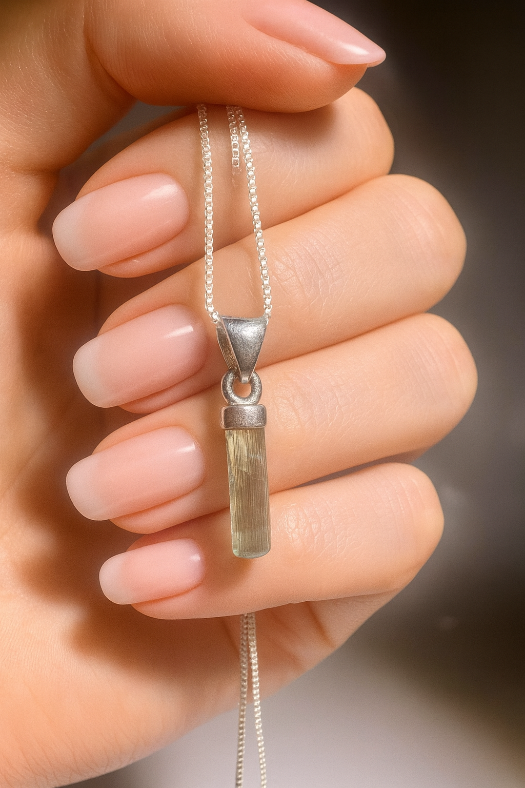 Grüner Tourmalin Anhänger kaufen – Zartes Edelstein-Unikat 