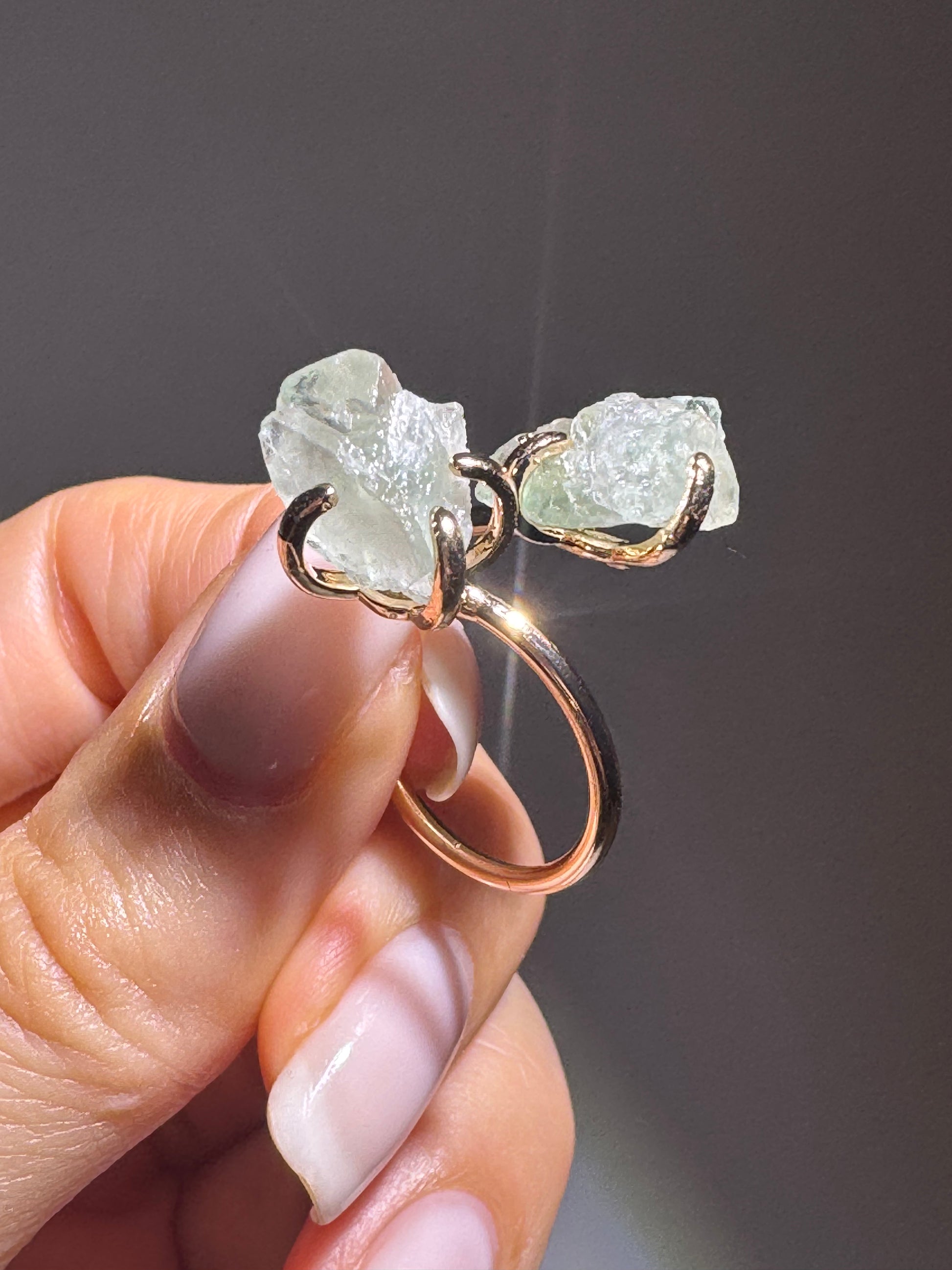 Grössenverstellbarer Fluorit-Ring aus 18k vergoldetem Kupfer mit natürlichem grün-violettem Kristall