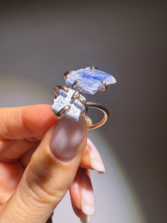 Grössenverstellbarer Ring aus Kupfer mit kristallblauem Kryonit und 18k Goldvergoldung – beruhigender Edelstein
