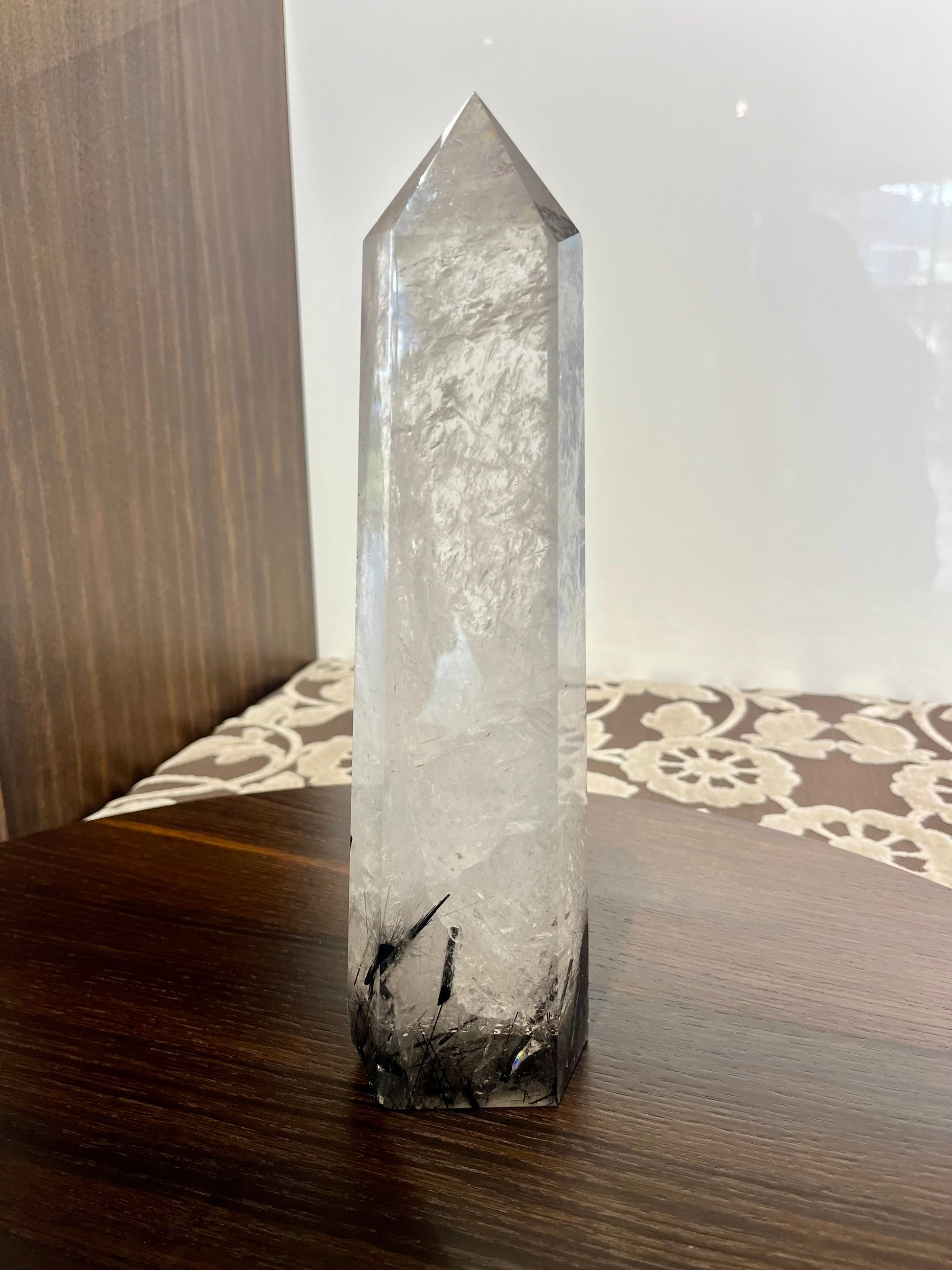 Grosse Bergkristallspitze mit schwarzem Turmalin – 30 cm