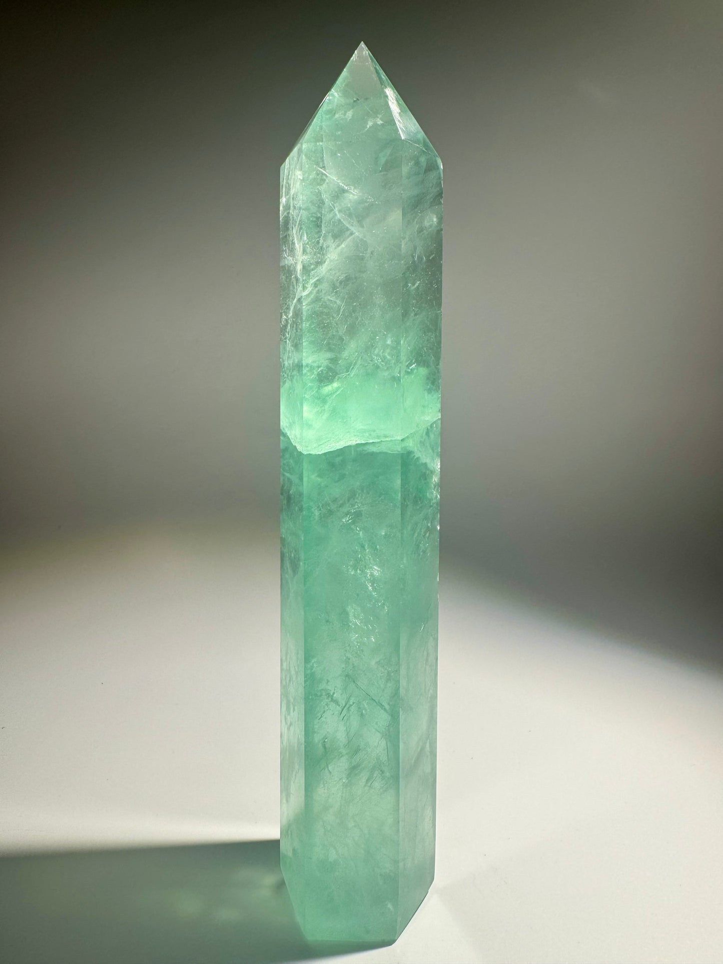 Grosse Fluorit-Kristallspitze in Mintgrün – 20 cm hoch, handgeschliffen, seltene Farbe und Klarheit, direkt aus Brasilien