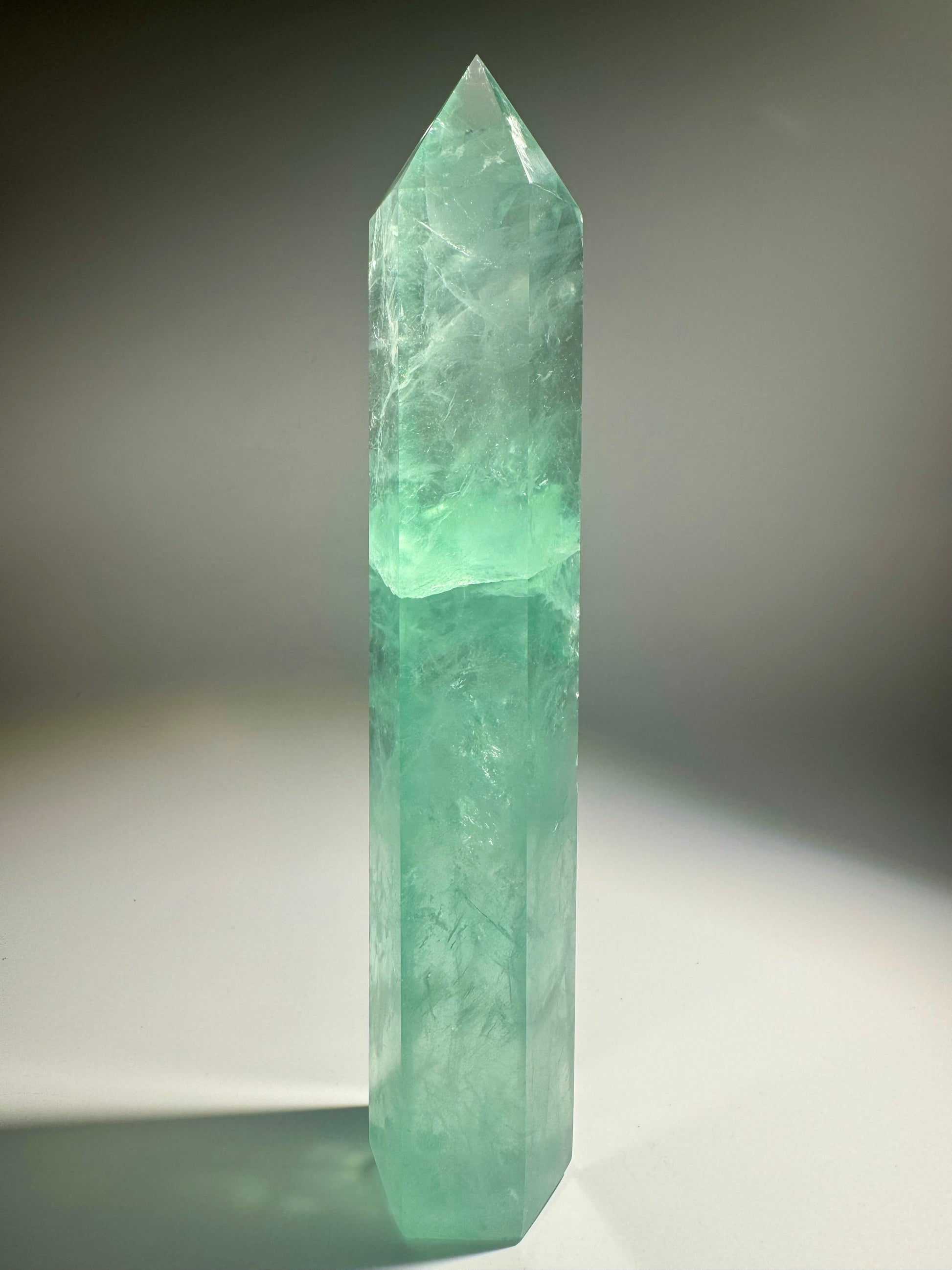 Grosse Fluorit-Kristallspitze in Mintgrün – 20 cm hoch, handgeschliffen, seltene Farbe und Klarheit, direkt aus Brasilien