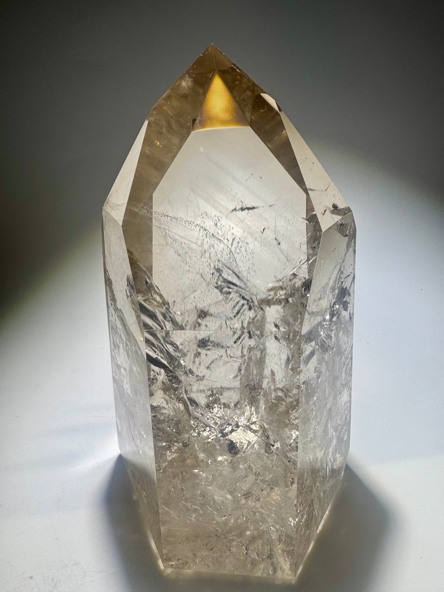 Grosser Rauchquarz Lemurian Kristall 1,2 kg mit funkelnden Regenbogen