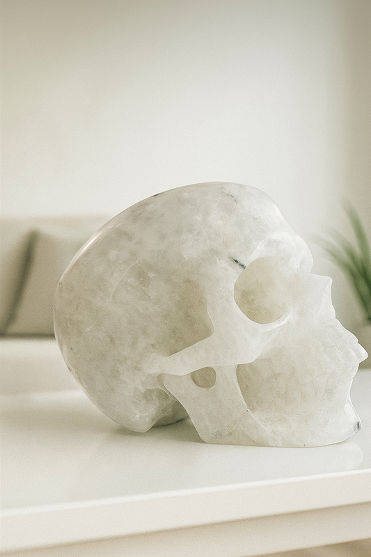 Grosser realistischer Totenkopf aus Quarz mit Rutil Nadeln - 12cm, 1355g