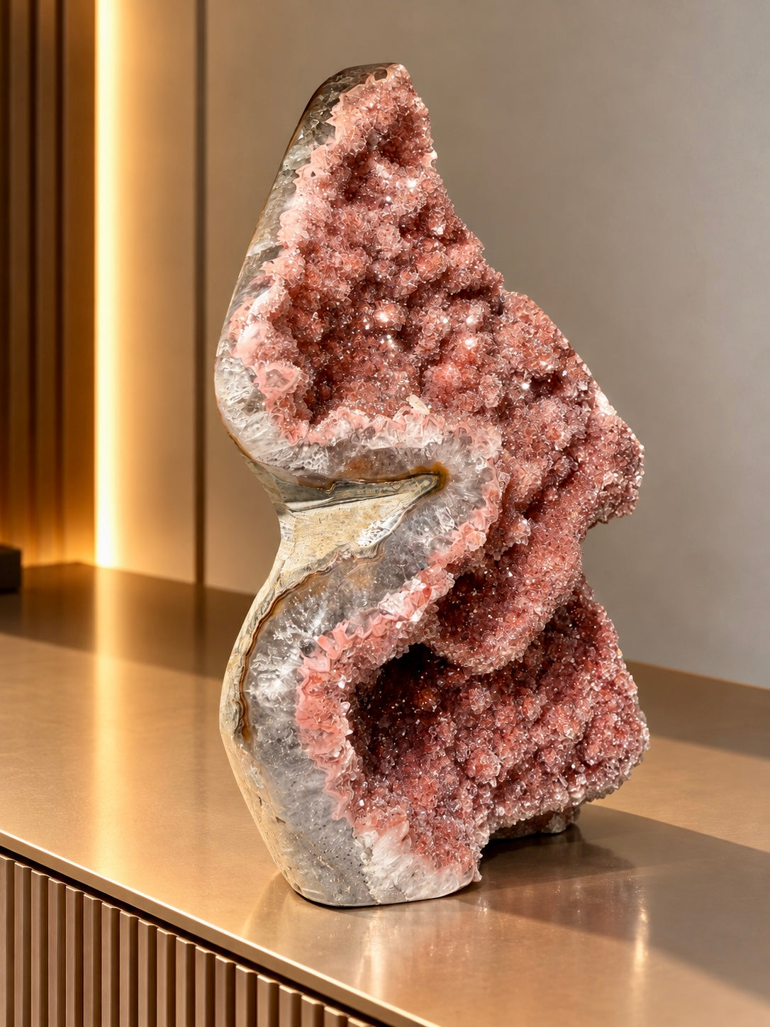 Grosser roter Rainbow-Amethyst in geschliffener Flammenform