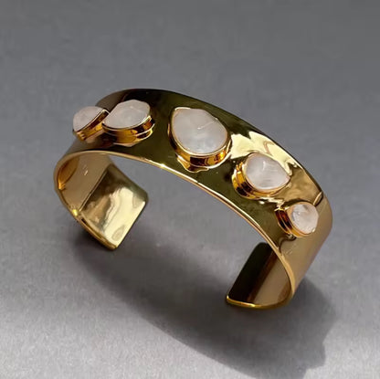 Handgefertigte Armspange mit echten Bergkristallen und 18 Karat Vergoldung – perfekt für Damen