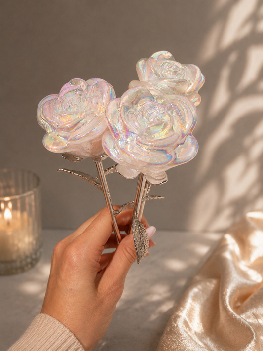 Handgefertigte Aura Bergkristall Heilsteinrose mit schimmernder Oberfläche