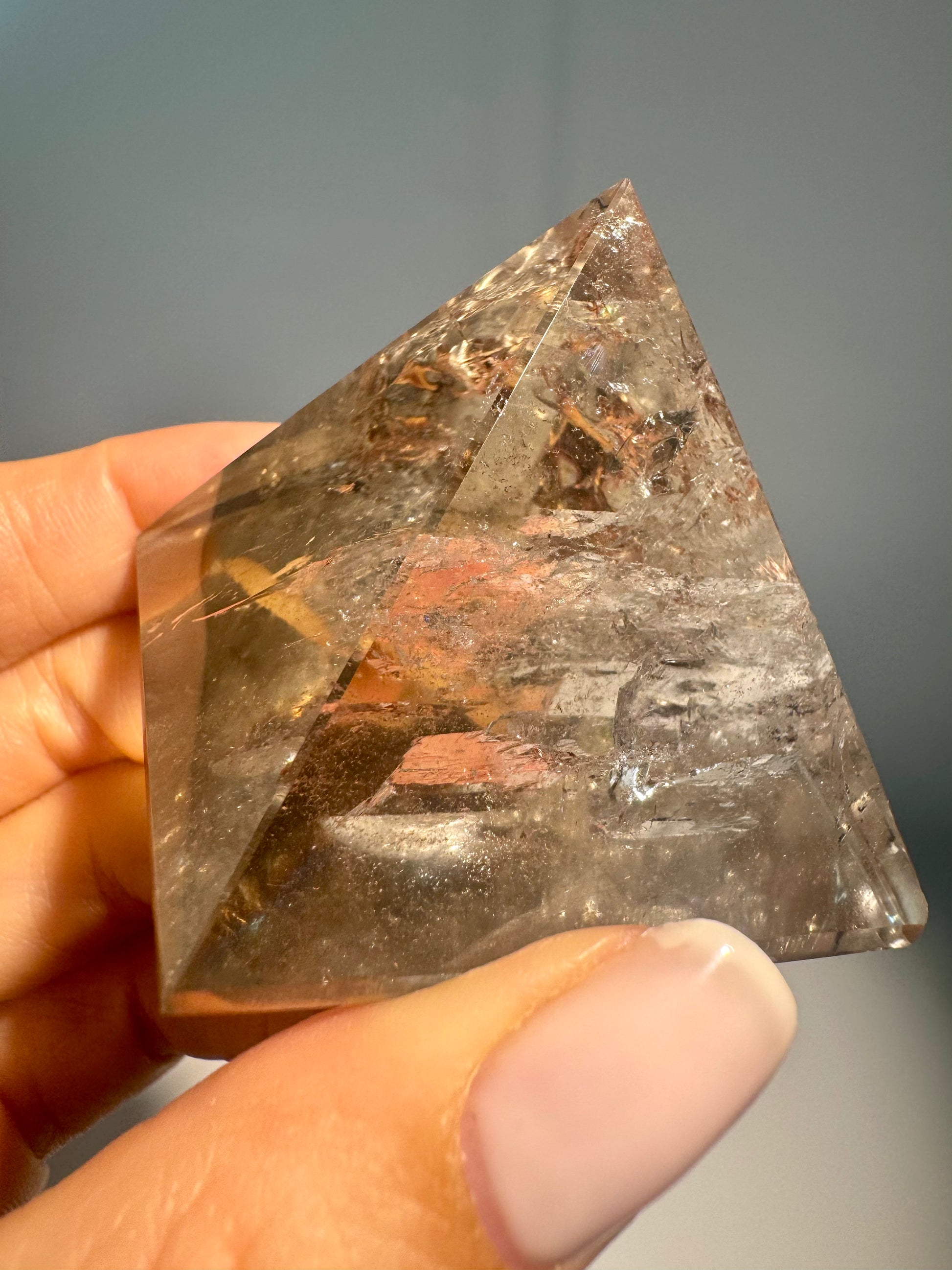 Handgefertigte Rauchquarzpyramide 4,8 cm, kraftvoller Schutzstein aus Brasilien