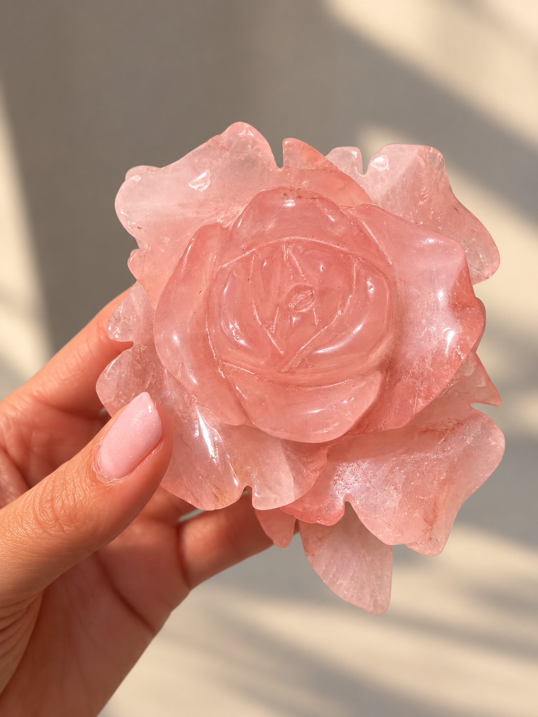 Handgefertigte Rosenquarz-Rose aus Brasilien mit fein geschliffenen rosa Blütenblättern