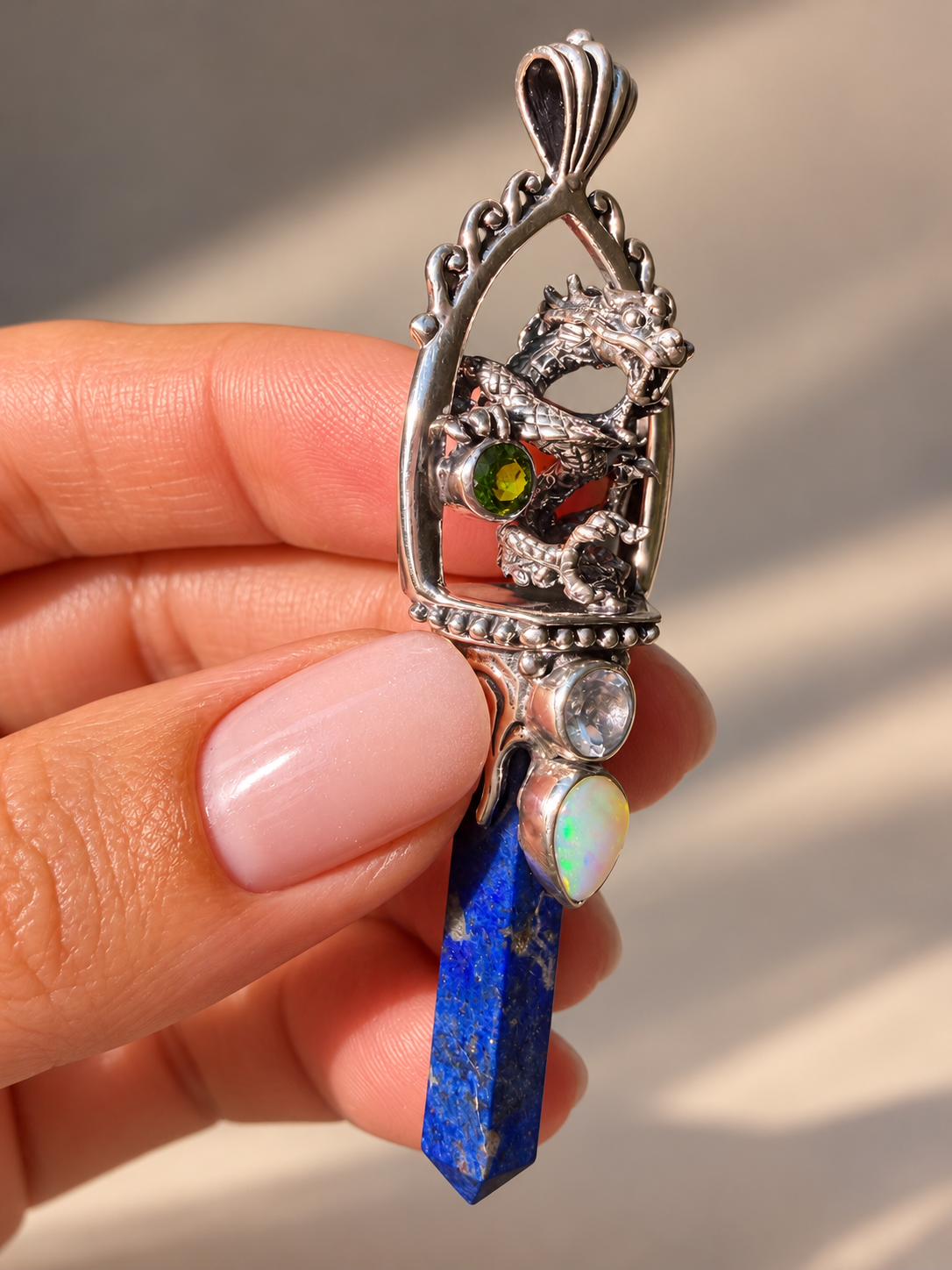 Handgefertigter Drachenanhänger aus 925 Silber mit Lapis Lazuli und echtem Opal aus Schweden
